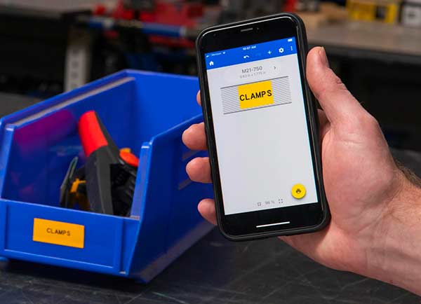Modello di etichetta sulla schermata dell’app Express Labels Mobile accanto all’etichetta effettivamente stampata. Entrambi sono giallo vivo e riportano la dicitura “MORSETTI”.