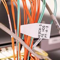 Etichetta wrap around applicata a un cavo.