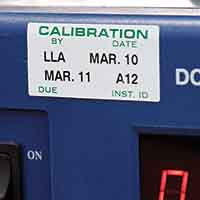 Etichetta metallizzata applicata a un quadro di un’attrezzatura.