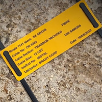 Targhetta avvolta e applicata a un tubo.