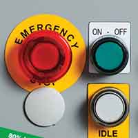 Etichette spessorate attorno ai pulsanti di un quadro di comando.