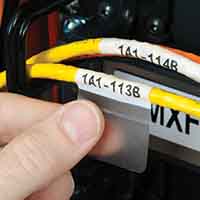 Etichette wrap around applicate in modo ordinato a cavi.