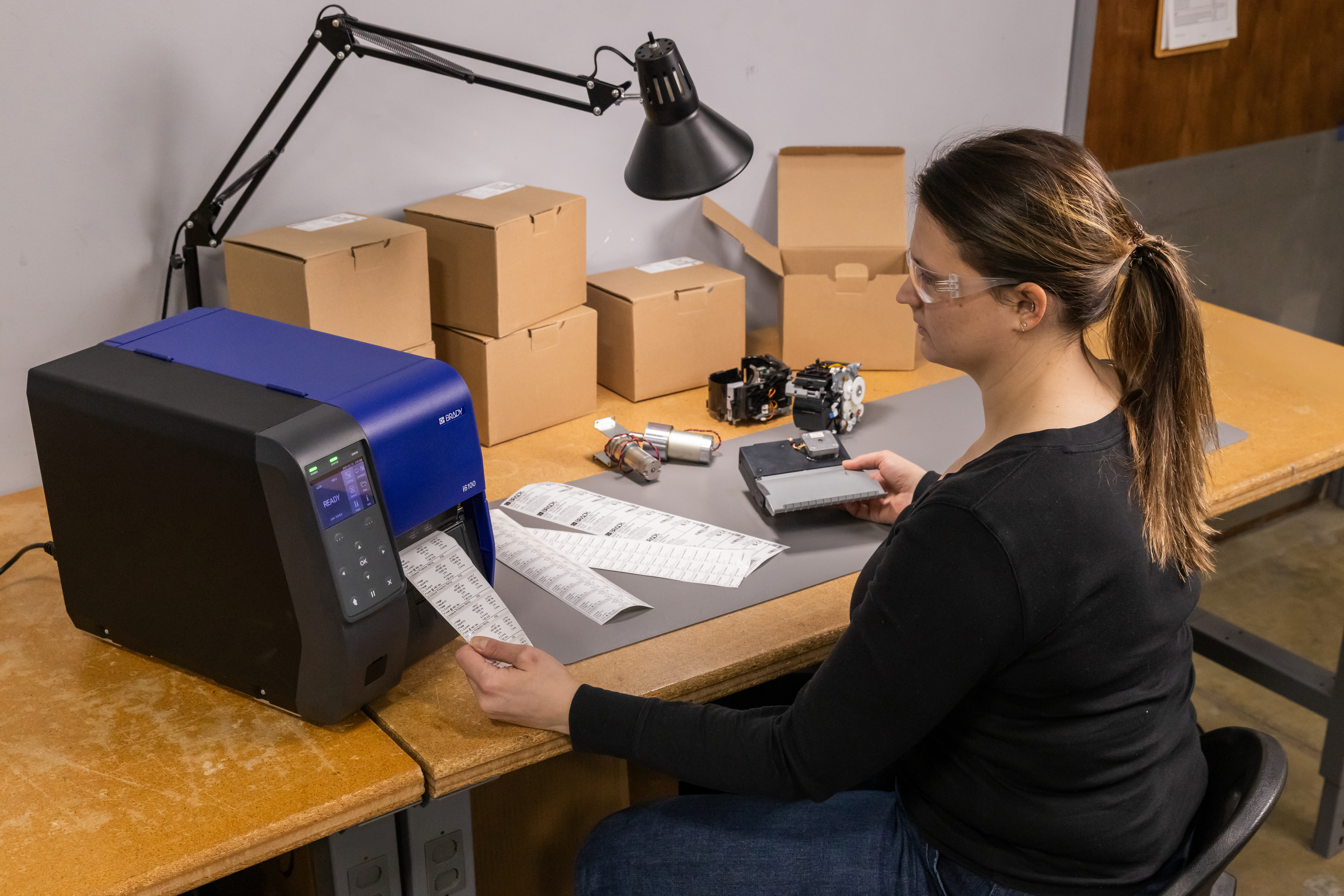 Stampante con etichette sul banco