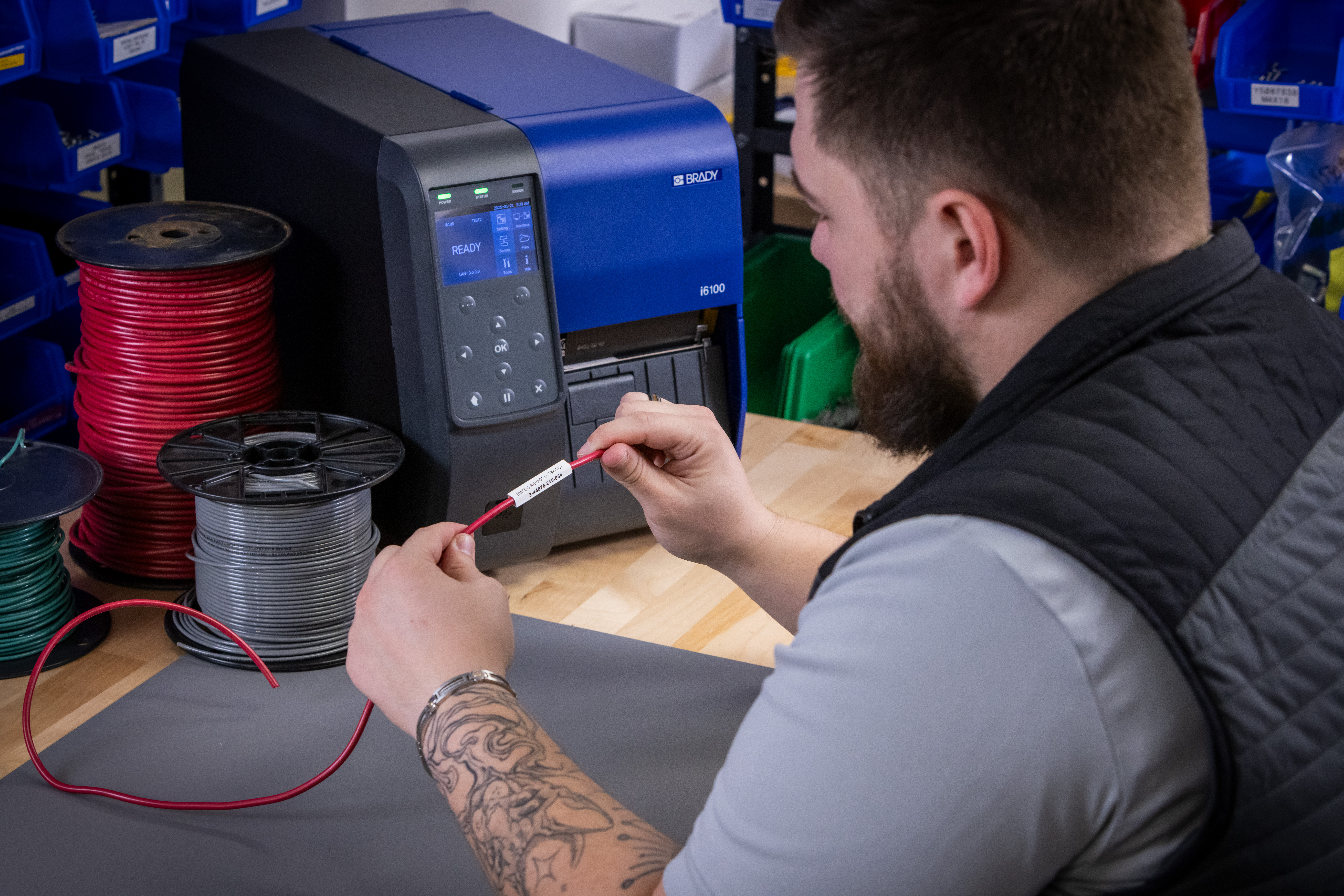 Stampante con cavo sul banco.