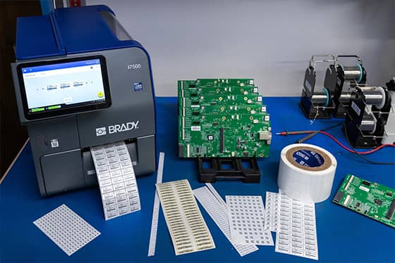 Addetto che applica un’etichetta per cespiti a un computer portatile.