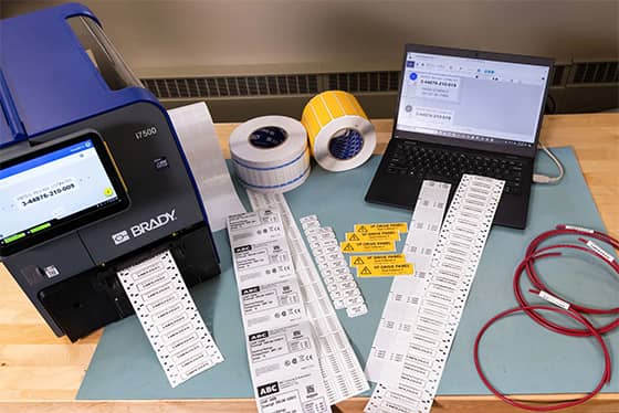 Addetto che applica un’etichetta per cespiti a un computer portatile.