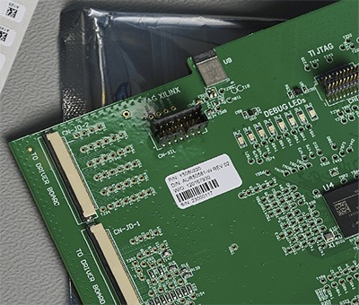 Etichetta i7500 su una scheda elettronica che mostra chiaramente la nitidezza della stampa. 