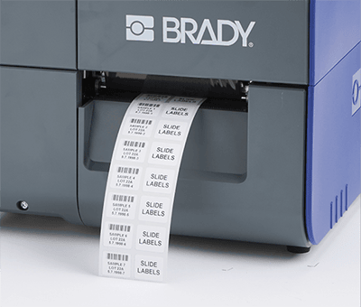 Etichette stampate in uscita da una stampante Brady i7500 senza alcuno spreco di materiale.