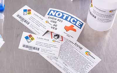 Varie etichette a colori per laboratorio.