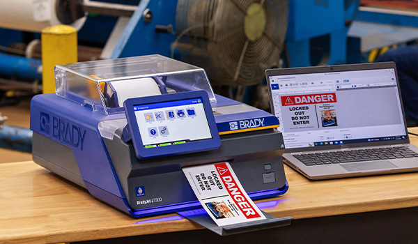 Stampante J7300 su un tavolo in uno stabilimento di produzione.