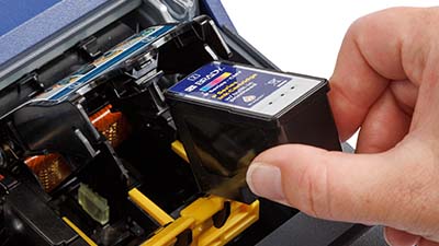 Persona che potrebbe caricare una cartuccia di inchiostro.