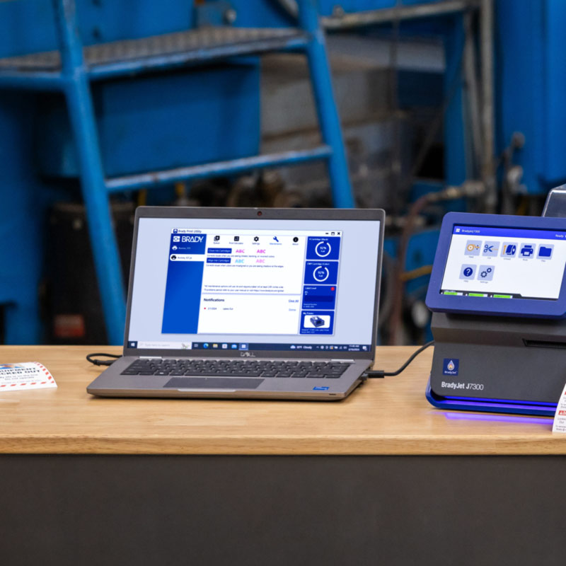 Computer portatile collegato a una J7300 che visualizza una schermata di Brady Workstation.