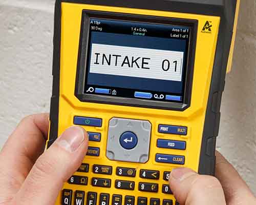 Operatore che digita sulla tastiera della M610 con entrambi i pollici.