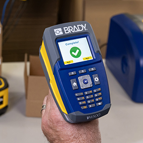 Scanner Brady V4500 che visualizza un messaggio di conferma della correttezza del kit