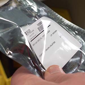 Codice a barre stampato su una busta di plastica lucida.