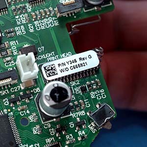 Codice a barre 2D di piccole dimensioni su una scheda elettronica.