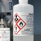 Contenitore di etanolo con un’etichetta di sicurezza GHS che ne identifica il contenuto.