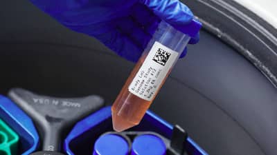 Etichetta su una provetta inserita in una centrifuga.