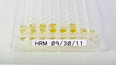 Piastra a pozzetti con etichetta bianca.