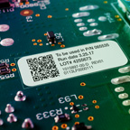 Primo piano di un’etichetta Brady per alte temperature, con testo 