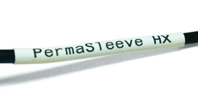 Filo nero su cui è applicato un tubetto PermaSleeve bianco termorestringente.