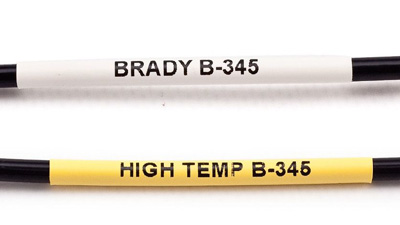 Due cavi neri, uno contrassegnato con un tubetto PermaSleeve bianco e uno con un tubetto PermaSleeve giallo.