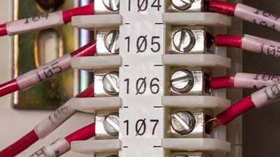 Otto fili rossi identificati da un’etichetta bianca per morsettiere e da etichette wrap around singole.