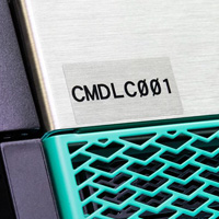 Etichetta trasparente con testo nero su un componente.