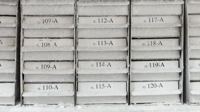 Cassetti del congelatore coperti di brina chiaramente identificati.