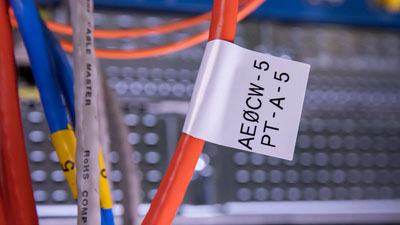 Filo con un’etichetta a bandiera su cui sono riportate due righe di testo.