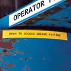 Etichetta di sicurezza gialla applicata su un’apparecchiatura per avvertire i lavoratori di un pericolo.