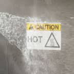 Etichetta applicata su un’apparecchiatura che viene spruzzata per pulirla.