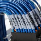 Fascio di fili con etichette bianche.