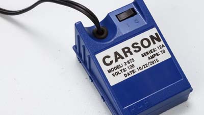 Etichetta opaca metallizzata Brady applicata su un dispositivo elettrico che ne identifica la tensione e l’amperaggio.