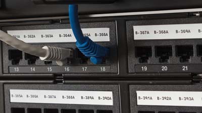 Striscia di etichette Brady appositamente studiate per identificare facilmente le porte di un patch panel.