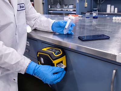 Stampante per etichette M211 comodamente collegata a una postazione di lavoro del laboratorio.