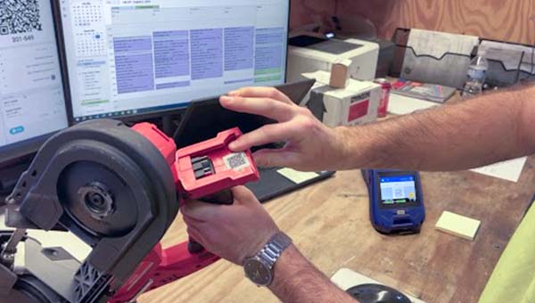 Persona che indica un’etichetta su un attrezzo.