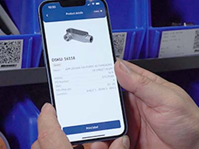 Persona che usa la propria app mobile per stampare etichette.