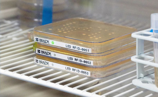 etichette LED su flaconi di test