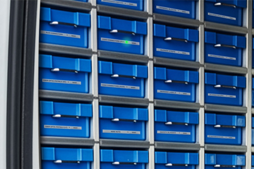 Immagine di un’applicazione delle etichette RFID con elmetti per primo soccorso e caschi di sicurezza generici per la tracciabilità delle risorse